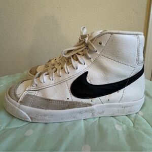 Nike Blazer Mid '77 Vintage sneakers in the white and black Big Kids size 4